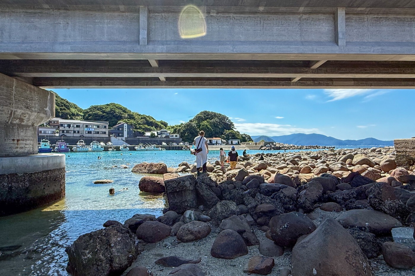 สะพานคาชิวาจิมะและทางเข้าสู่ชายหาดด้านล่าง