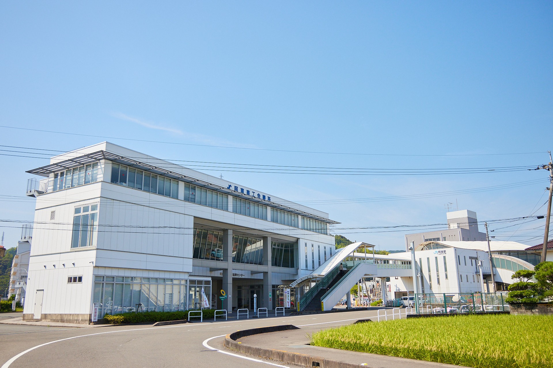 อาคารสถานีอานันและถนนหน้าสถานีในเมืองอานัน จังหวัดโทคุชิมะ