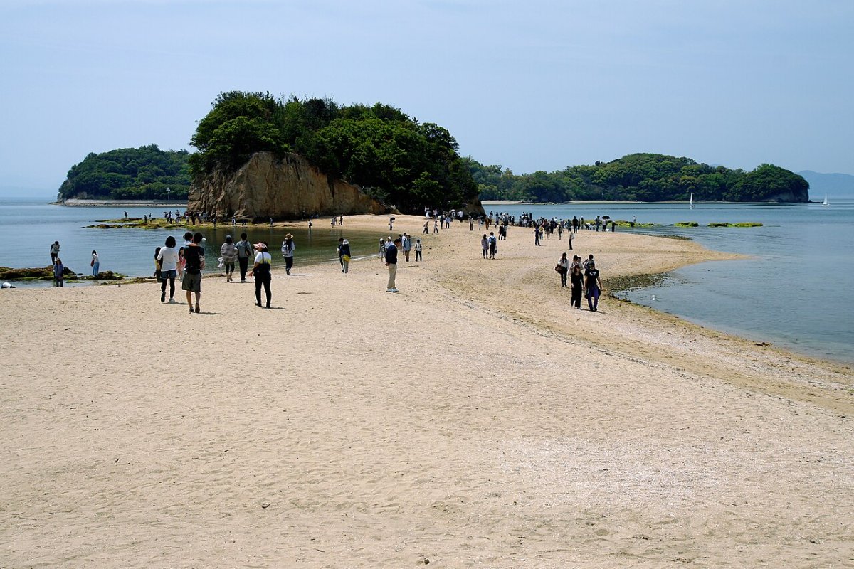 ทางทรายแองเจิลโรดที่โผล่ขึ้นตอนน้ำลง เกาะโชโดชิมะ