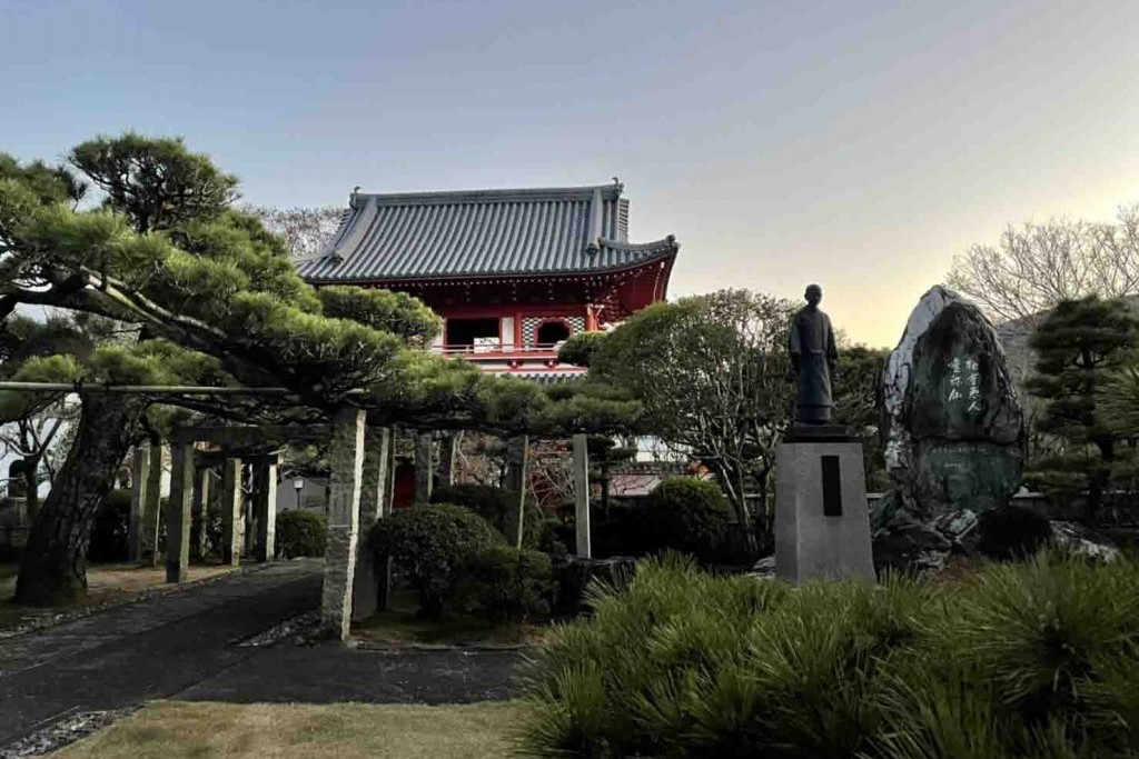 บริเวณด้านหน้าวัดอันราคุจิในเมืองมิมะ มองเห็นสวนและประตูแดง