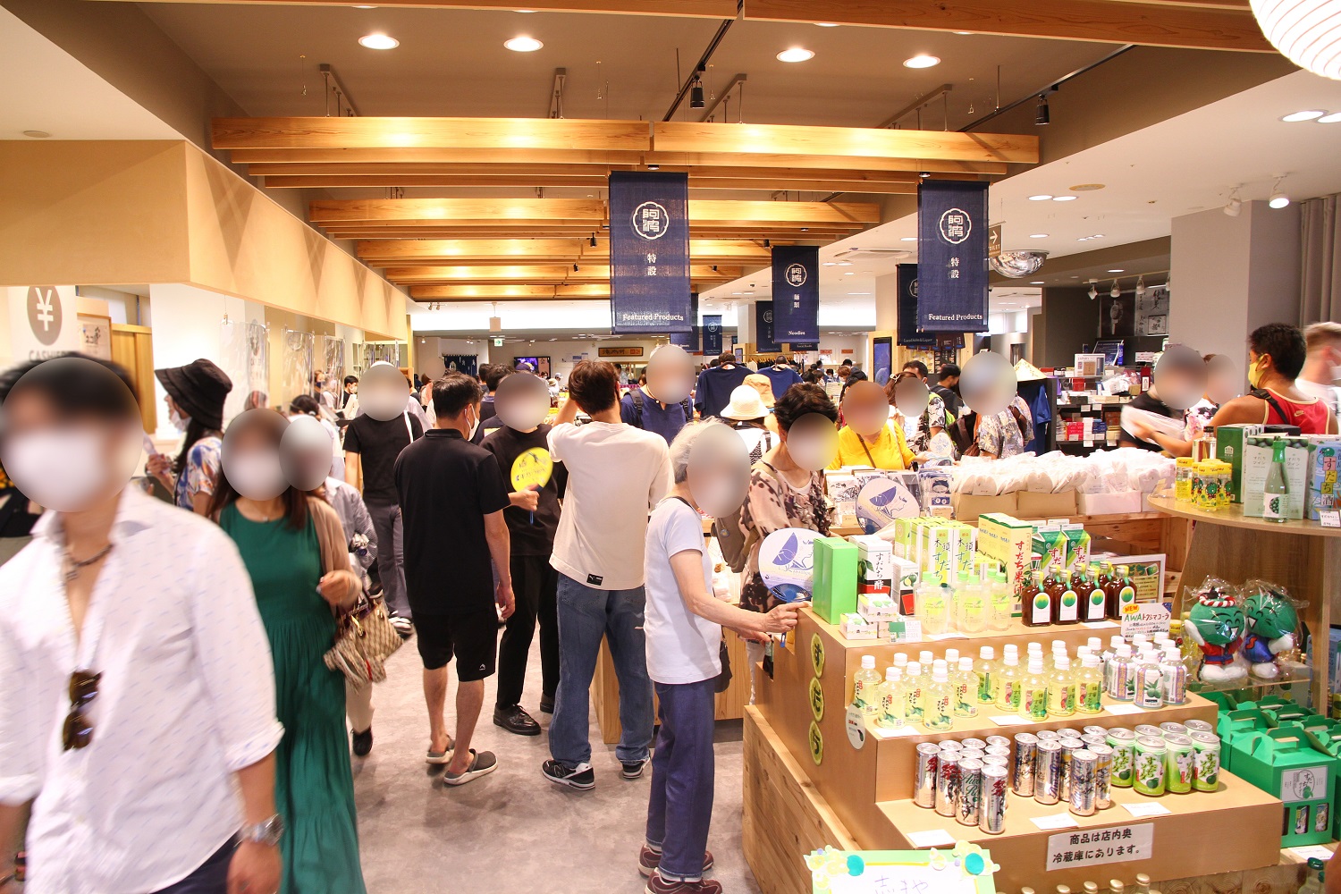 ชั้นวางเครื่องดื่มและของฝากใน Arudeyo Tokushima ช่วงเทศกาล Awa Odori
