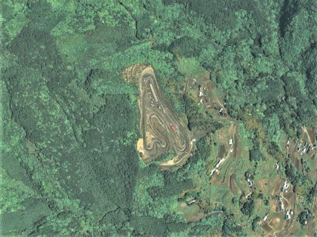 ภาพถ่ายทางอากาศของ Asan Circuit ท่ามกลางป่า ถ่ายเมื่อปี 2009
