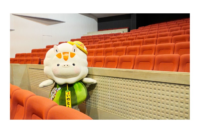 ที่นั่งสีส้มภายในโรงละครบตจังและมาสคอตอิโนตง