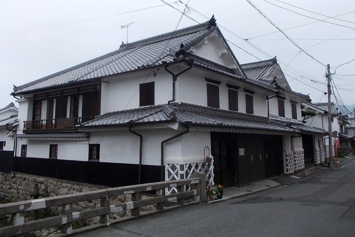 บ้านผนังขาวในเมืองเก่าชิกุโกะโยชิอิ อุกิฮะ