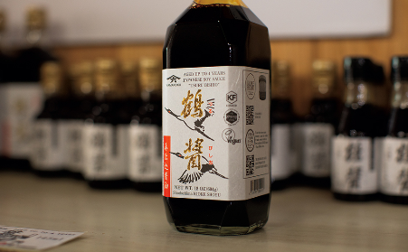 ขวดโชยุ Yamaroku Soy Sauce ที่ผลิตด้วยการหมักในถังไม้