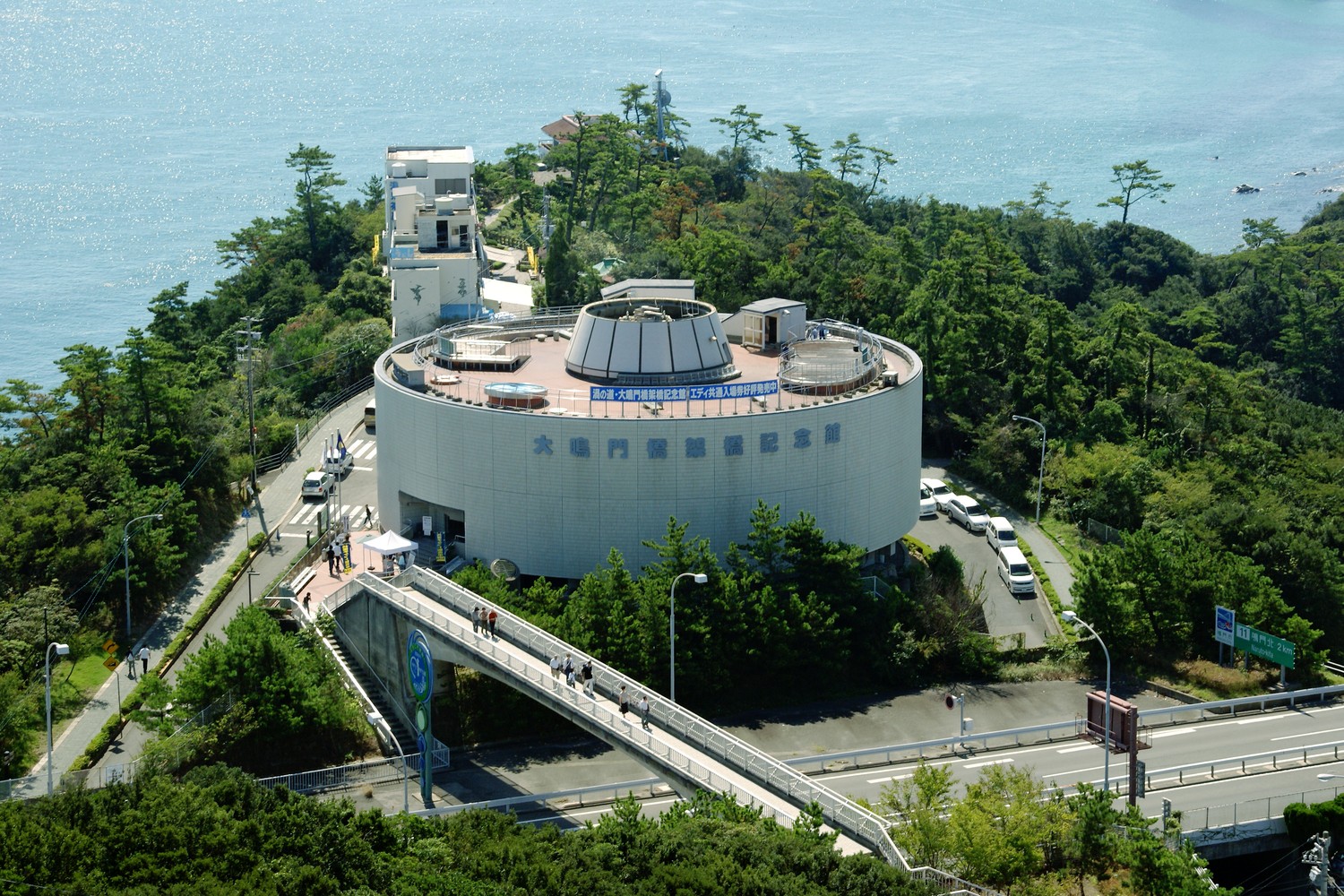 มุมสูงของพิพิธภัณฑ์สะพานโอนารูโตะ เอดดี้และทะเลรอบสวนสาธารณะนารูโตะ
