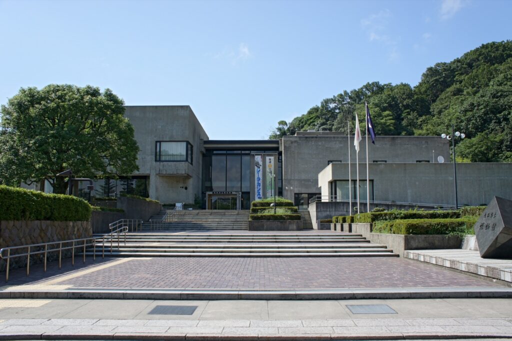 อาคารพิพิธภัณฑ์ประจำจังหวัดทตโตริในเมืองทตโตริ ภาพถ่ายปี 2010