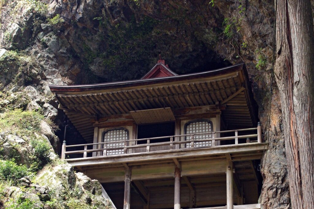 อาคารวัดฟุโดอิน อิวายาโดในโพรงหิน ถ่ายปี 2008