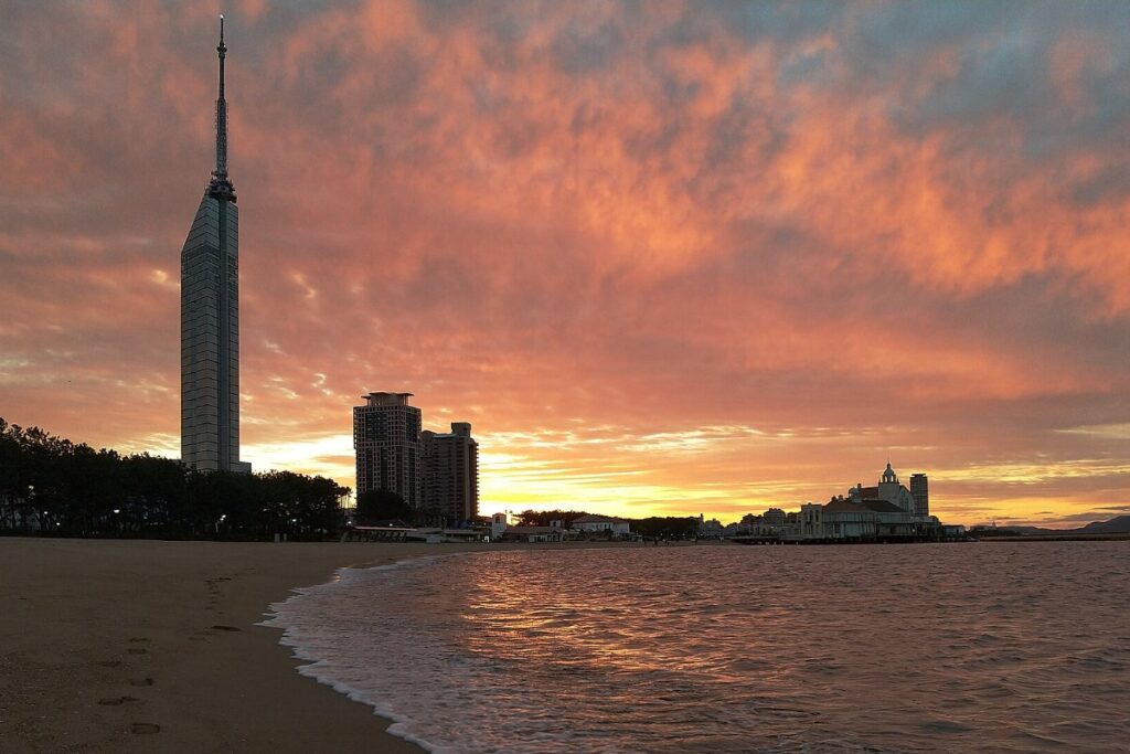 ฟุกุโอกะทาวเวอร์และชายหาดโมโมจิ