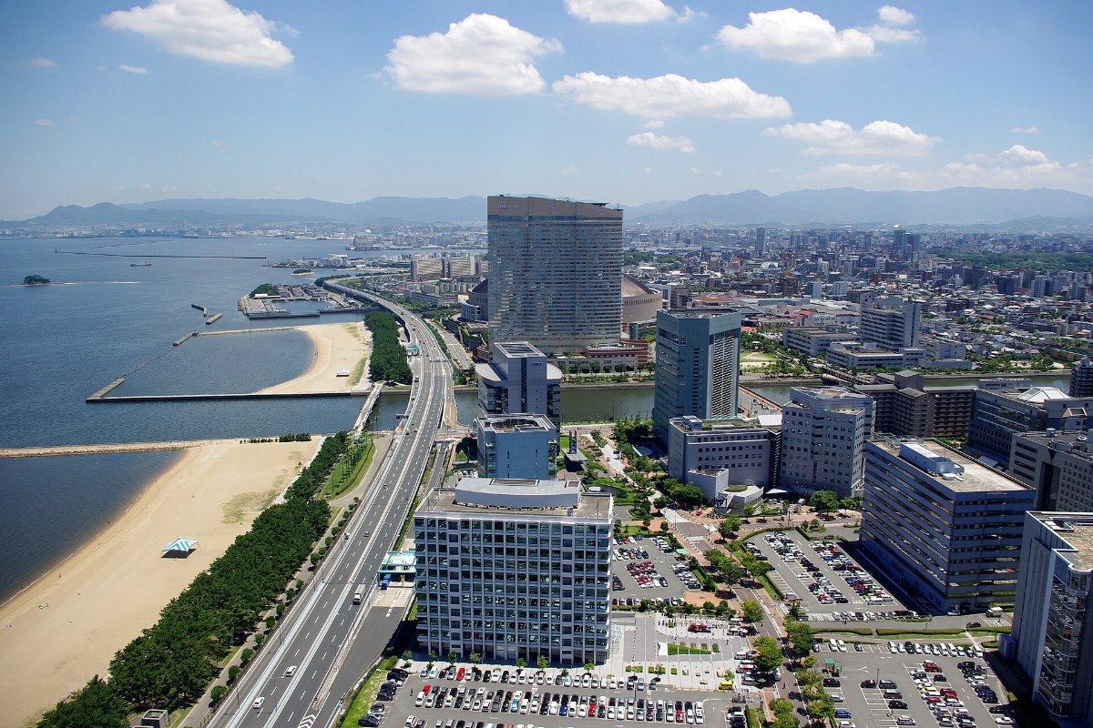 วิวชายหาดโมโมจิและเมืองฟุกุโอกะจากจุดชมวิวฟุกุโอกะทาวเวอร์