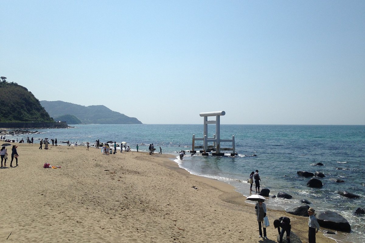 ชายหาดและโทริอิสีขาวที่ฟุตามิงาอุระ
