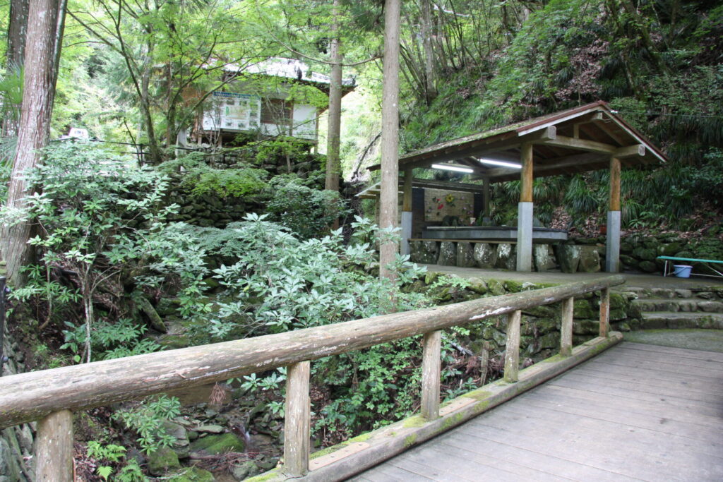 ป่าและลำธารรอบ Gongenzan Rest Area ในเมือง Tobe จังหวัด Ehime