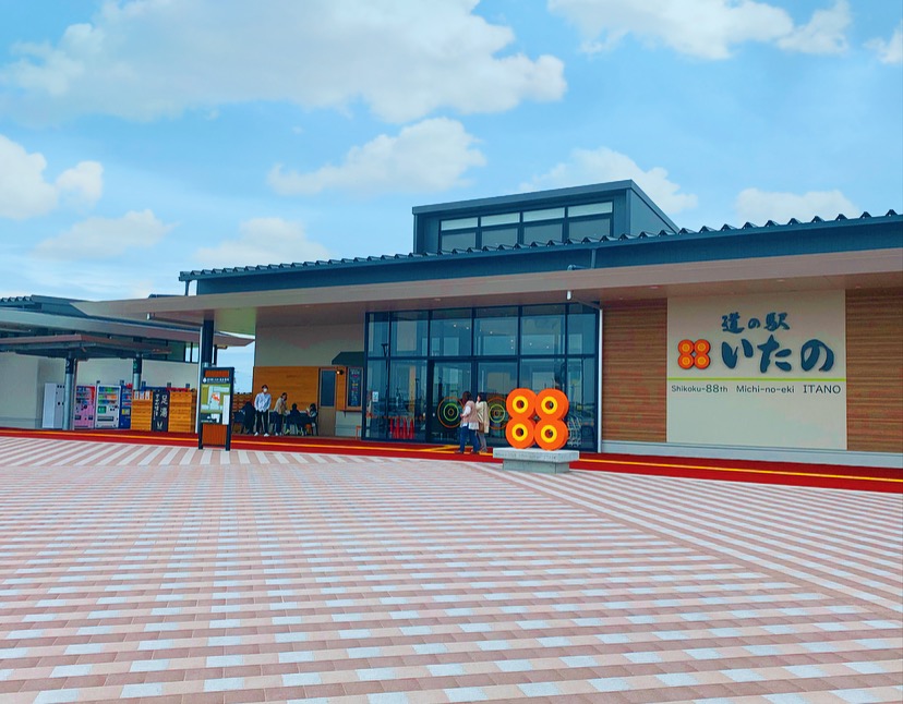 อาคารและทางเข้าจุดพักรถ Michi no Eki Itano ถ่ายปี 2021