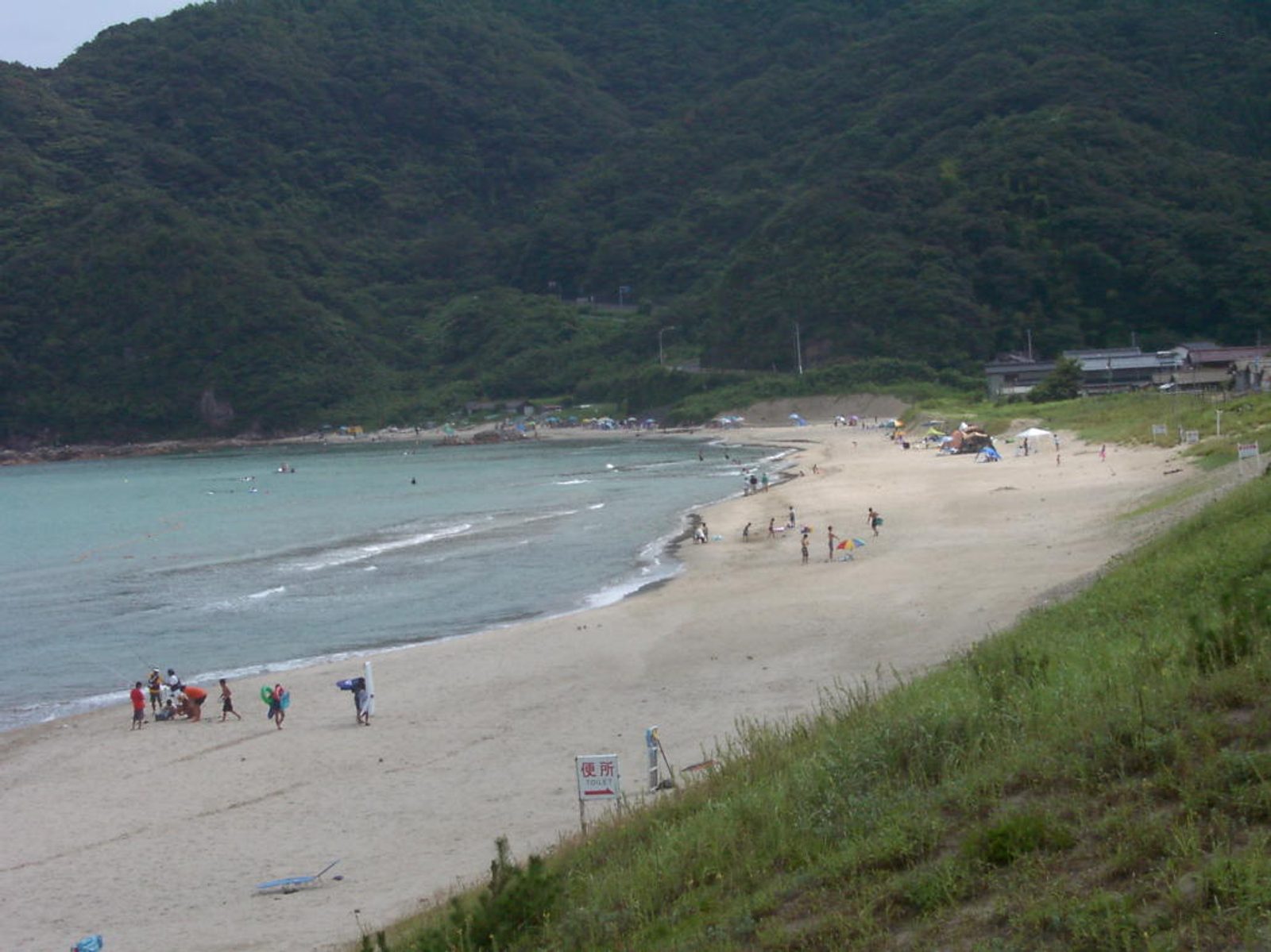 หาดทรายและน้ำทะเลใสที่หาดฮิงาชิฮามะ เมืองอิวามิ