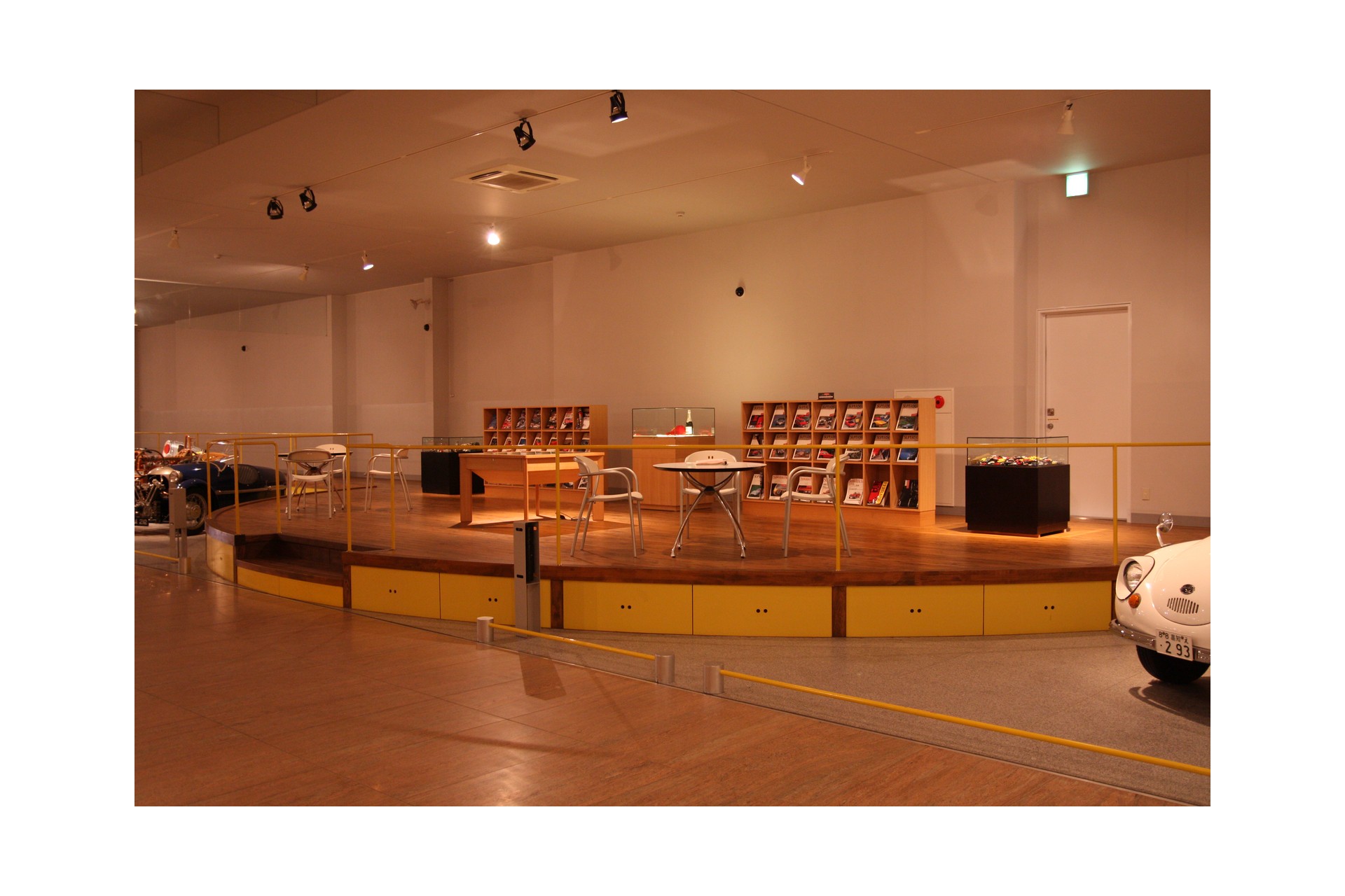 เวทีกลางและรถคลาสสิกในพิพิธภัณฑ์รถยนต์ชิโกกุ