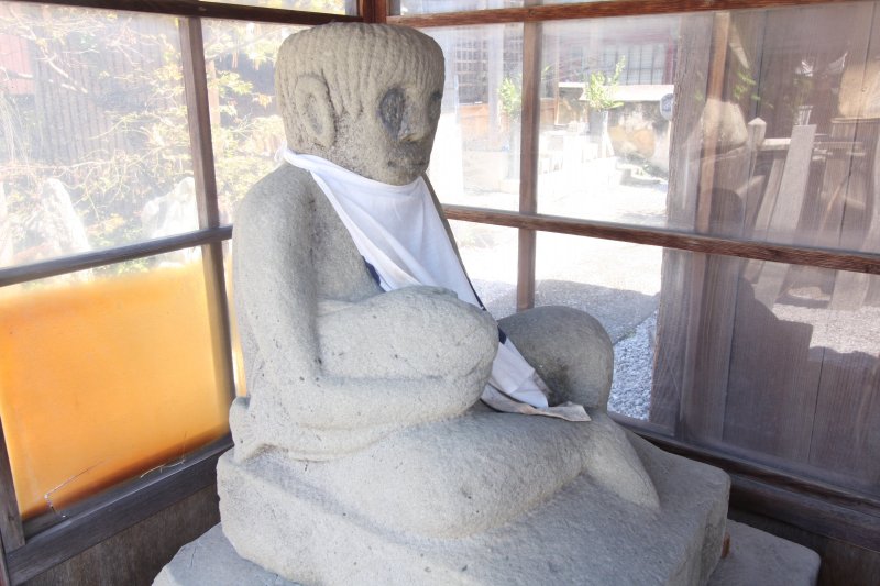 โคมะคัปปะตัวผู้กอดปลากะพงแดงที่ศาลเจ้าวากามิยะ เมืองเซโย