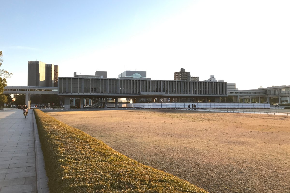 อาคารหลักของพิพิธภัณฑ์สันติภาพฮิโรชิมะที่ยกลอยบนเสาคอนกรีต
