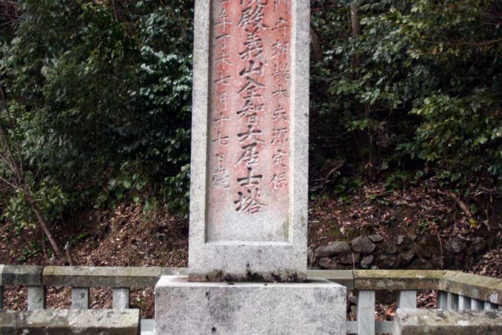 โคมไฟหินเรียงรายในสุสานตระกูลอิเคดะ เมืองทตโตริ