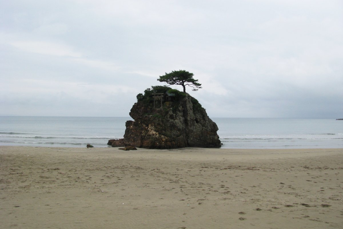 หาดทรายอินาสะที่ทอดยาวพร้อมเกาะหินเบ็นเท็นจิมะ