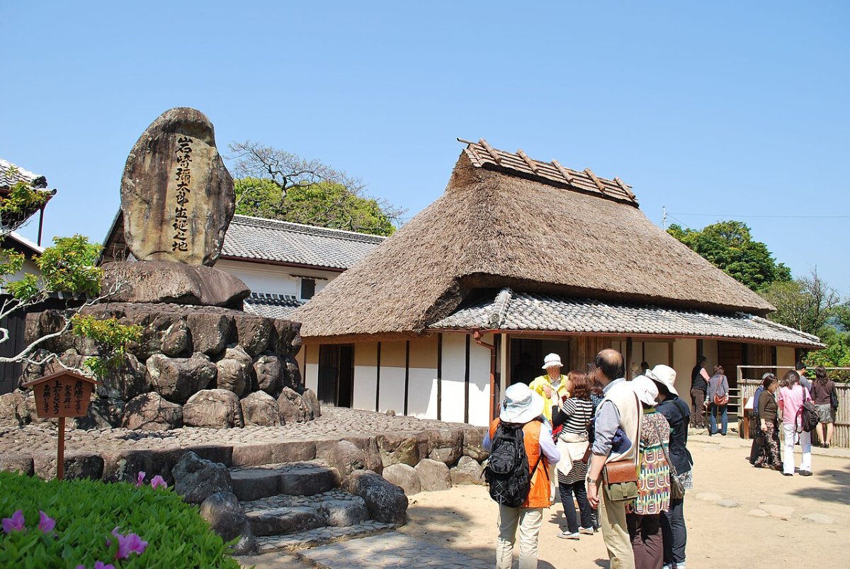 บ้านหลังคามุงจากและสวนหินรูปเกาะญี่ปุ่นที่บ้านเกิดอิวาซากิ ยาทาโร่