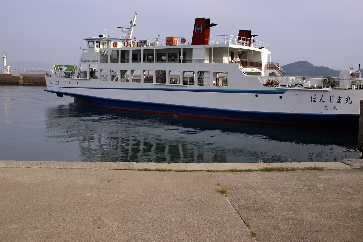 เรือเฟอร์รี่ที่ท่าเรือโทมาริ เกาะฮนจิมะ