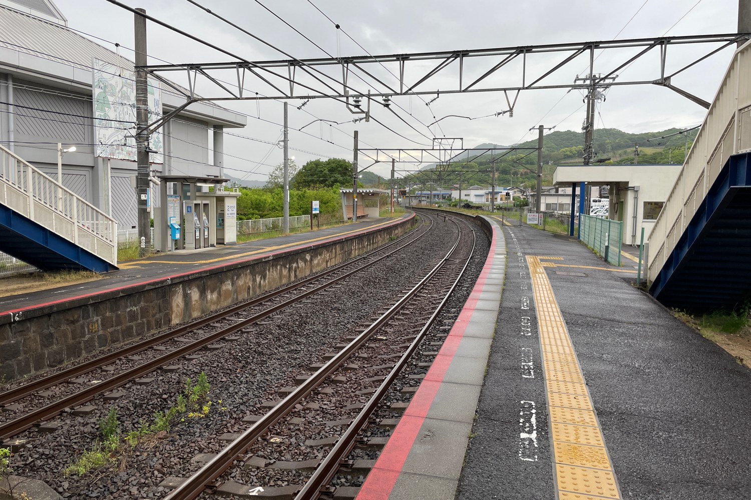 ชานชาลาสถานี JR Kokubu ใกล้วัดซานูกิโคคุบุนจิ จังหวัดคางาวะ