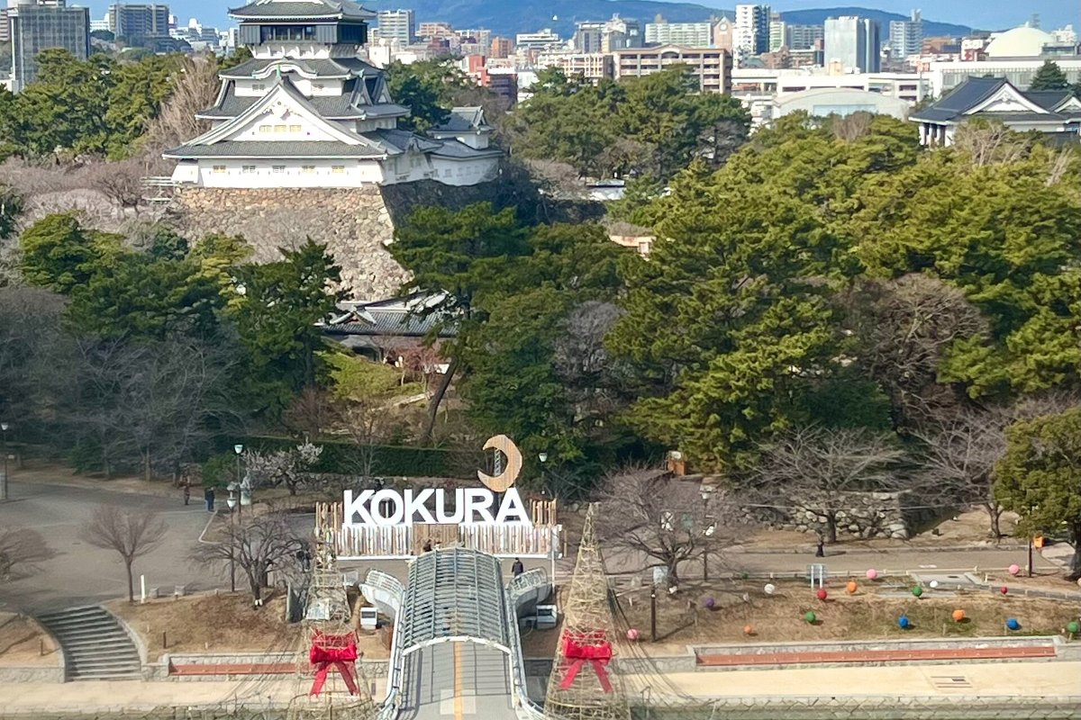 ป้าย KOKURA กับปราสาทโคคุระ