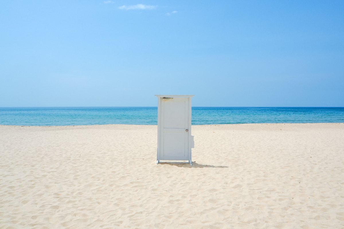 หาดทรายขาวโคโตกาฮามะที่ว่างเปล่าในวันที่ท้องฟ้าโปร่ง