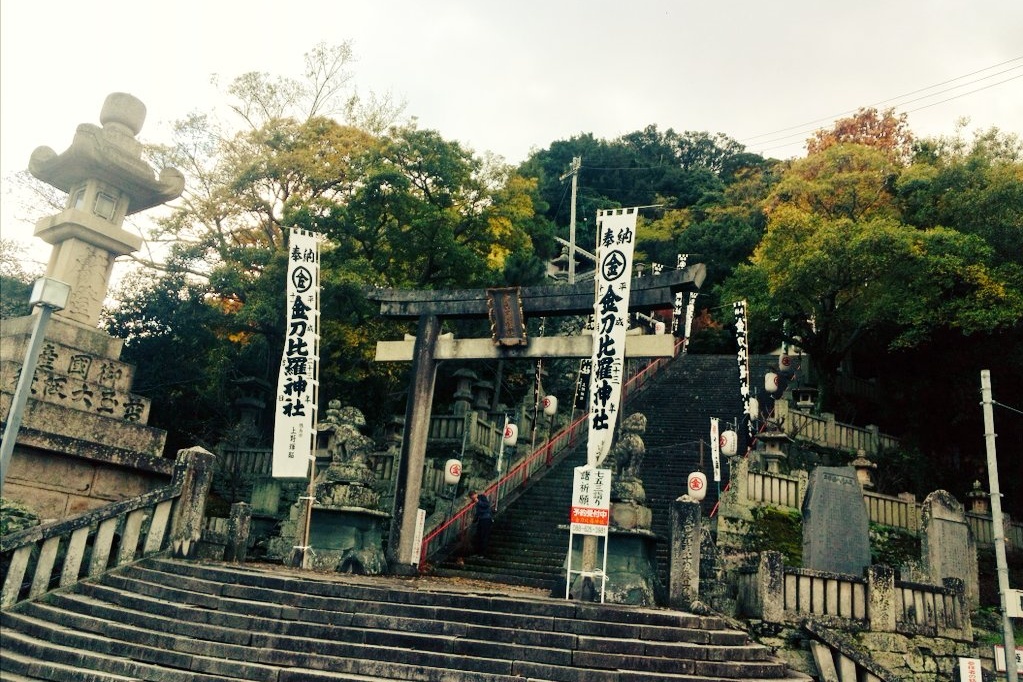 เสาโคมหิน โทริอิ และบันไดหน้าศาลเจ้า Kotohira กับภูเขา Seimi — ภาพถ่ายปี 2016
