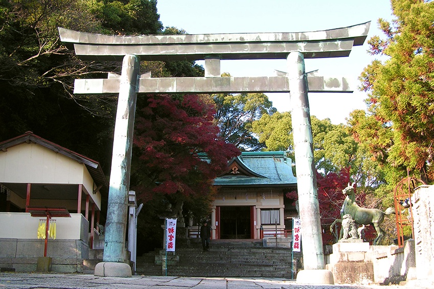 ศาลเจ้า Kotohira ในเมืองโทคุชิมะ｜โทริอิและเสาโคมหินแห่งครามอาวะ