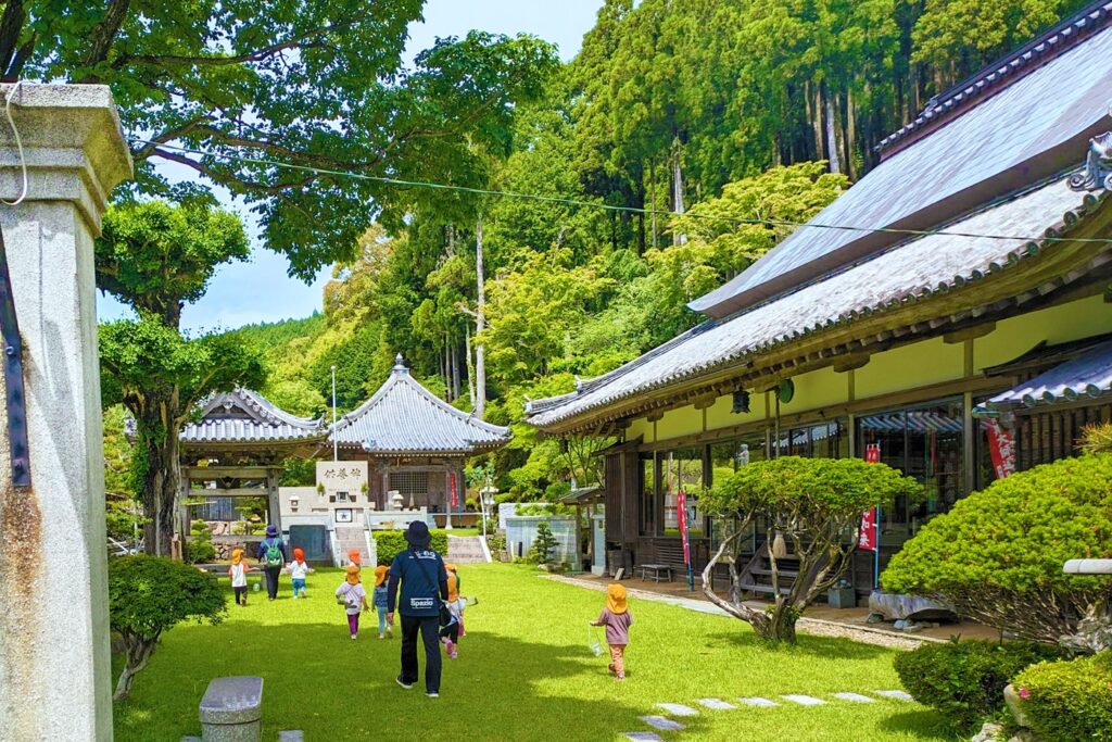 วัด Manpukuji นากะ|อาคารเก่าและดอกไม้ตามฤดูกาล