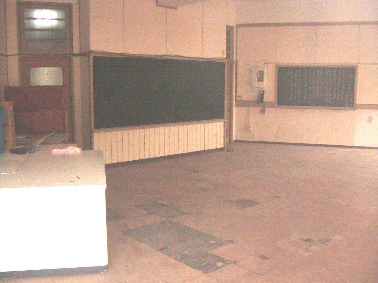 ห้องเรียนเดิมภายในอาคารทรงกลมของอดีตโรงเรียนประถมเมเรน