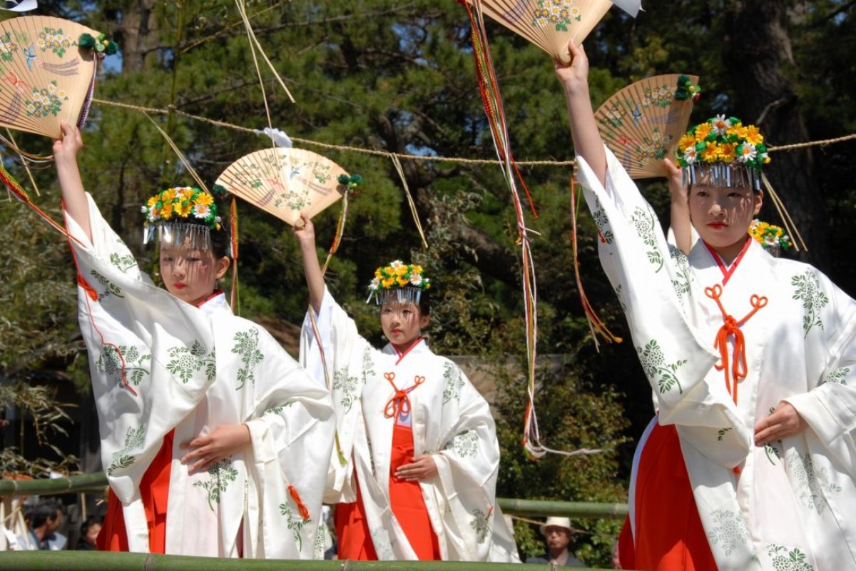 การแสดงในเทศกาลของศาลเจ้ามิซุวากาสุ