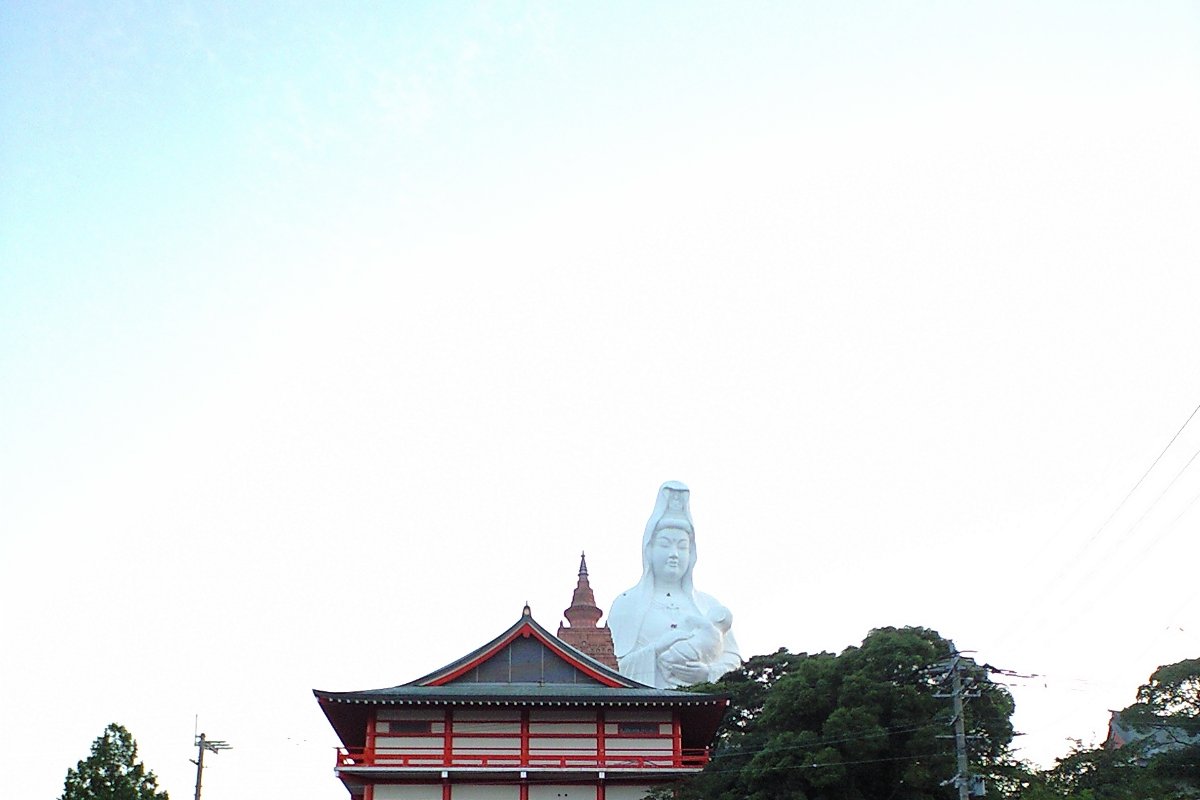 รูปปั้นเจ้าแม่กวนอิมสูง 62 เมตรที่นาริตะซัง คุรุเมะ