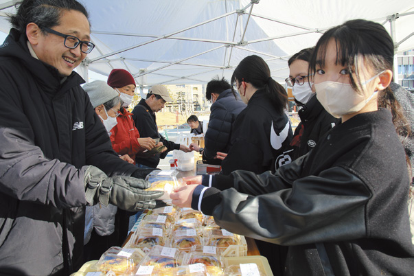 การจำหน่ายขนมปังมันหวานโดยนักเรียนที่ตลาดหน้า Naruto City Hall เมื่อวันที่ 22 กุมภาพันธ์ 2026