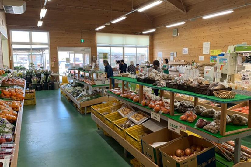 ผัก ผลไม้ และไข่ที่วางขายภายใน JA Tokushima City Nattoku Market