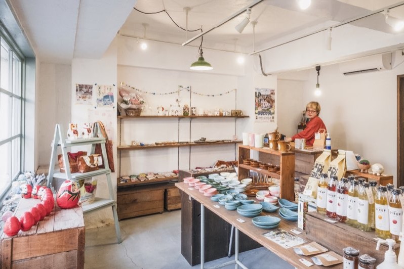 ภายในร้าน Nichinichi Zakka และชั้นวางงานคราฟต์ท้องถิ่น