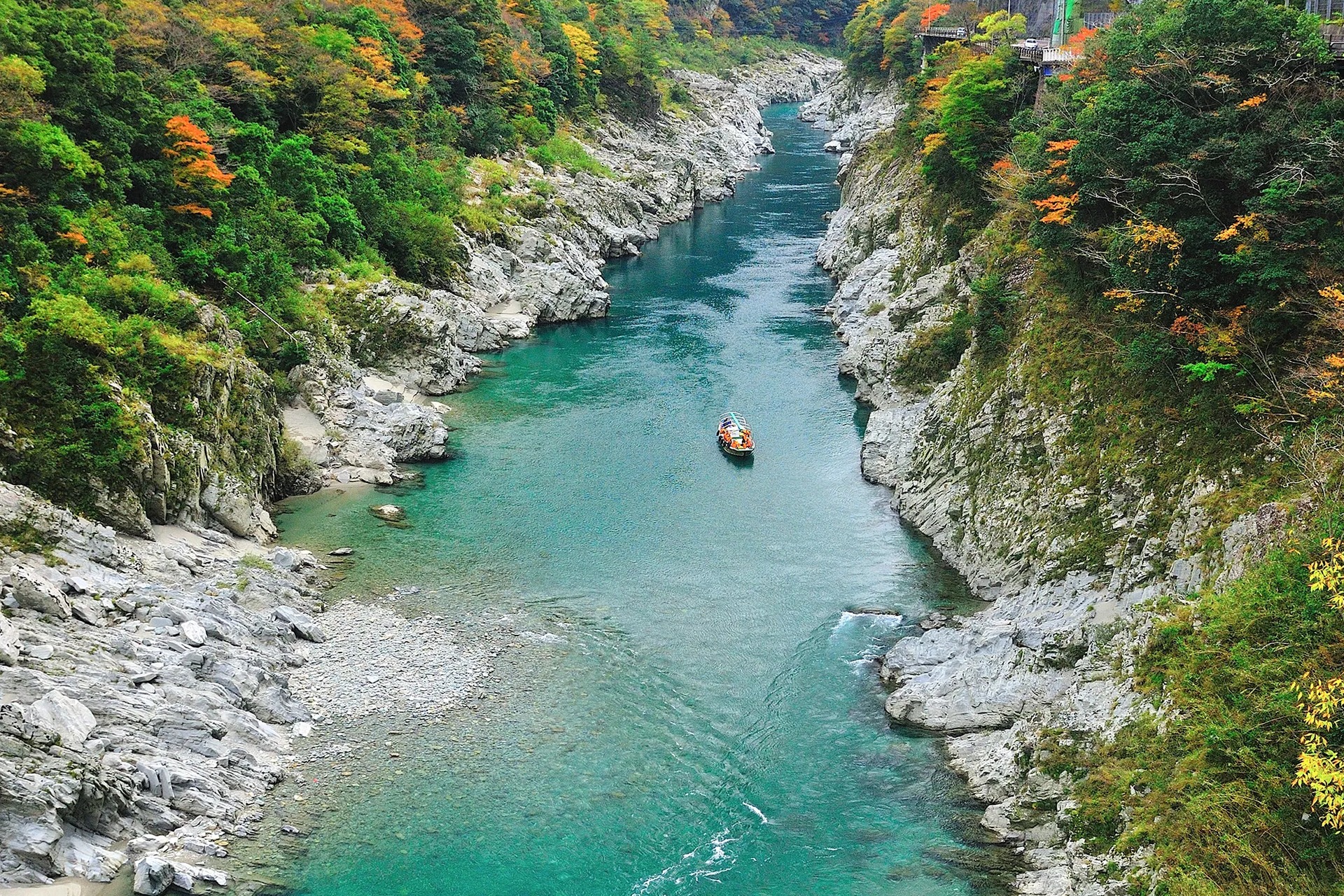 เรือชมวิวท่ามกลางแม่น้ำโยชิโนะและผนังหินในช่องเขาโอโบเคะ