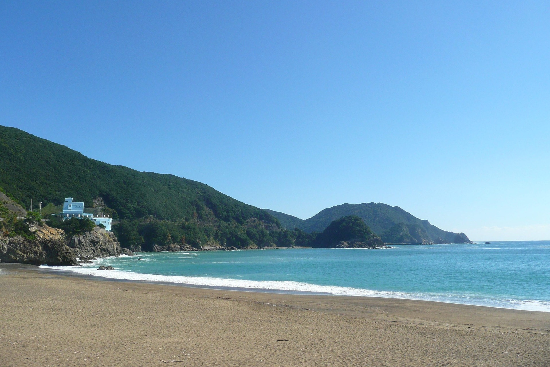 ทราย คลื่น และแนวเขาริมชายหาดโอฮามะ โทคุชิมะ