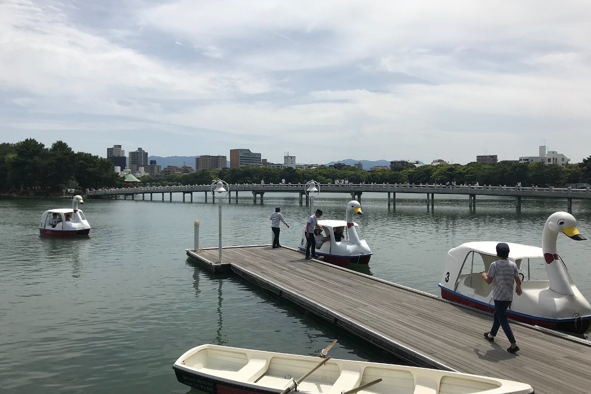 ท่าเรือถีบรูปหงส์ในสวนโอโฮริ