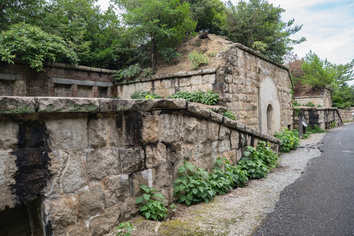 ซากอาคารเก่าบนเกาะโอคุโนชิมะ