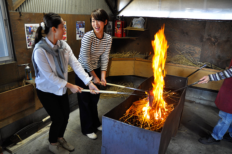 ย่างปลาคัตสึโอะด้วยไฟจากฟางที่ Tosa Tataki Dojo