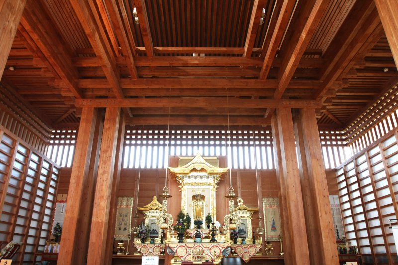 ห้องโถงไม้ของวัดโคเมียวจิในเมืองไซโจ