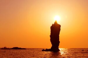 เกาะโรโซกุจิมะ หมู่เกาะโอกิ ชิมาเนะ หินเทียนที่จุดไฟด้วยพระอาทิตย์ตก