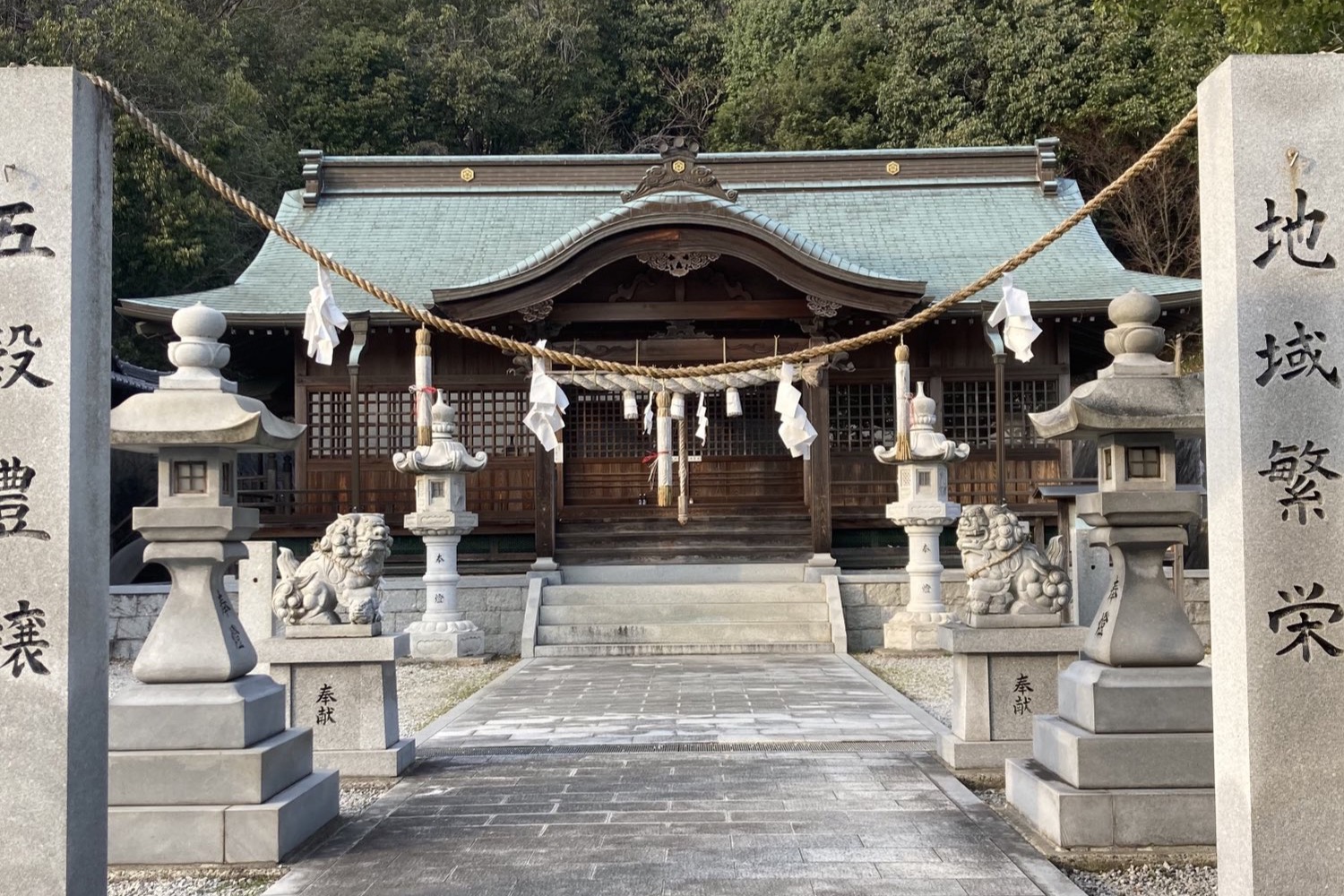 ศาลเจ้าชิรายามะใกล้ทางขึ้นภูเขาในเมืองมิกิ