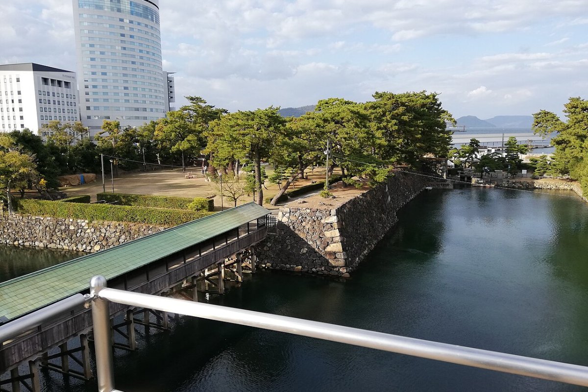 สะพานซายาบาชิและคูน้ำชั้นในมองจากลานชมวิวฐานหอคอย
