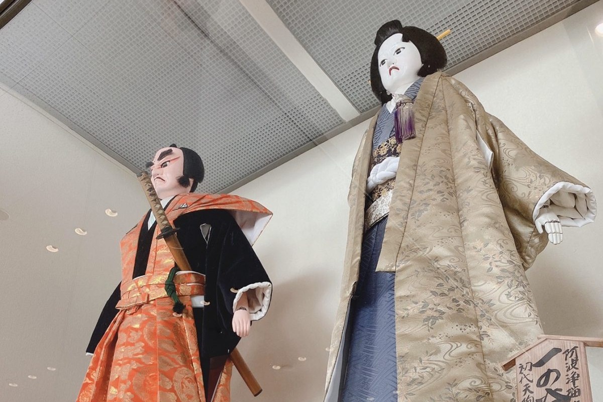 หุ่นเชิดอาวะนิงเงียวโจรุริสองตัวในสนามบินโทคุชิมะ อาวะโอโดริ