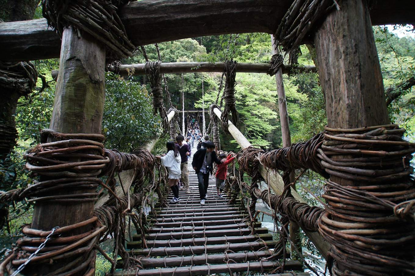 สะพานเถาวัลย์คาซูระบาชิแห่งอิยะทอดข้ามหุบเขา