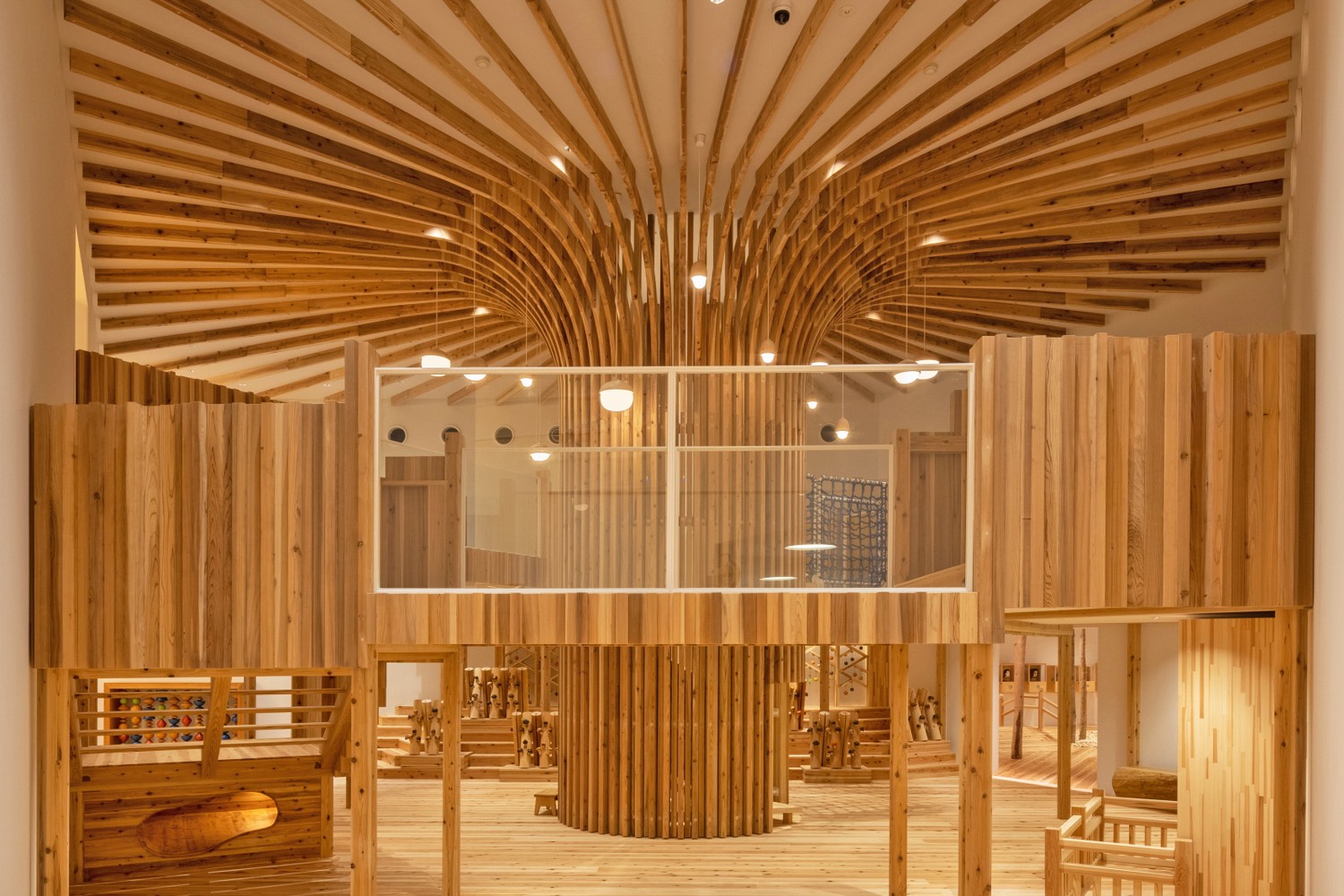 เครื่องเล่นและโครงสร้างไม้ในโซน Gokko Forest ของพิพิธภัณฑ์ของเล่นไม้โทคุชิมะ