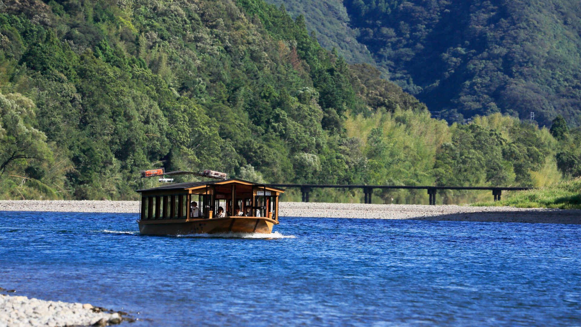 ทิวทัศน์แม่น้ำชิมันโตะจากเรือ Nattoku